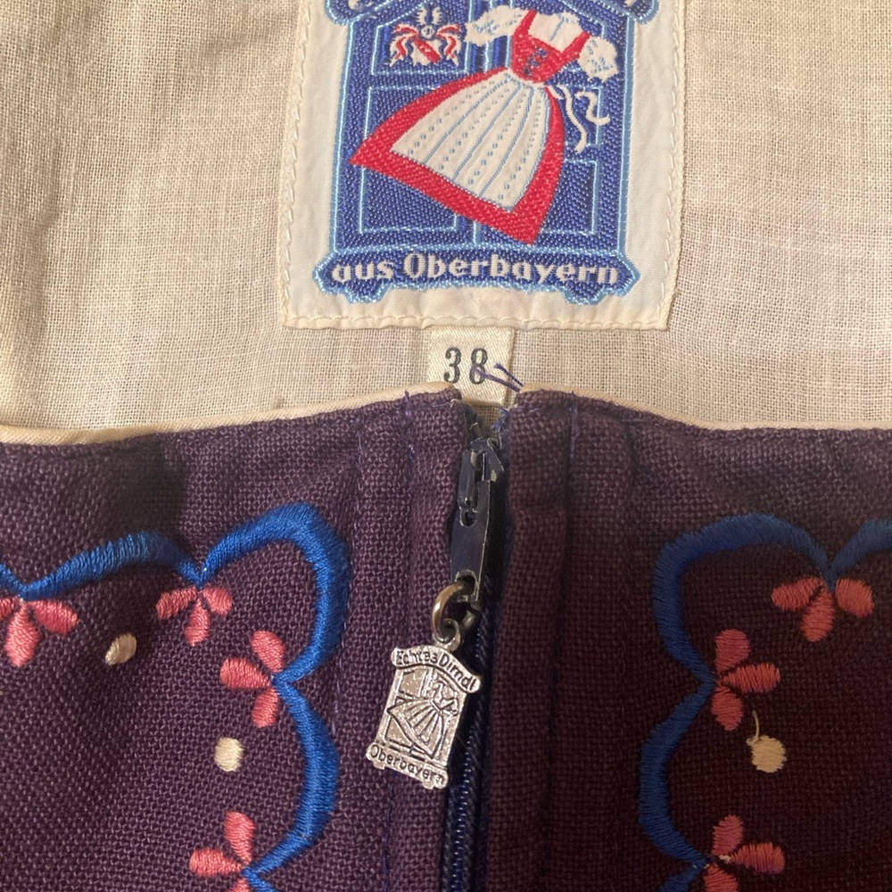 Authentic Embroidered German Dirndl Size 38 - Picture 2 of 7